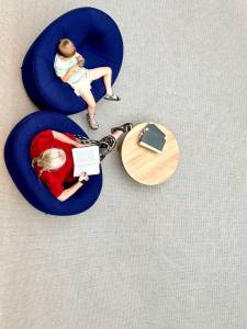 צילום משפחתי דוקומנטרי מלמעלה סבתא וילד יושבים יחד וקוראים מאת טל גולדשטיין