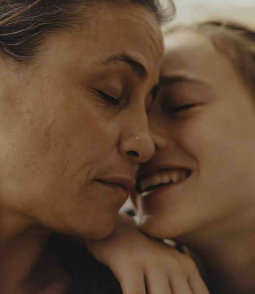 אמא ובת ברגע אינטימי ושקט שמרגיש אמיתי וקרוב